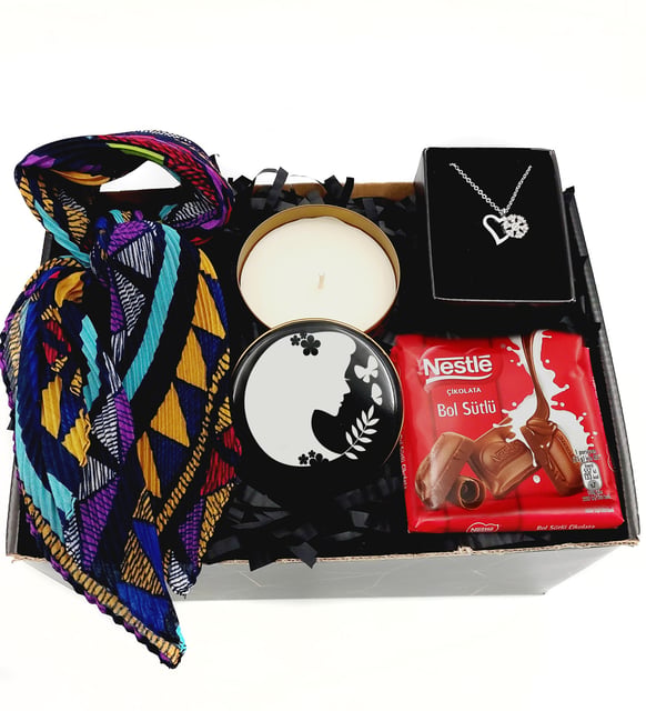 8 Mart Dünya Kadınlar Günü Özel Tasarım Mum&Fular&Nestle Çikolata&Kalpli Kolye Hediye Seti 